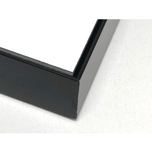 フレームのフチとプリントの間に空間を設け、プリントが浮いているようにディスプレイします。